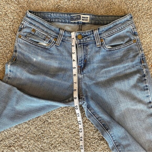 Levi’s signature light wash modern bootcut jeans with flared leg. Women's size 8 - Picture 7 of 9